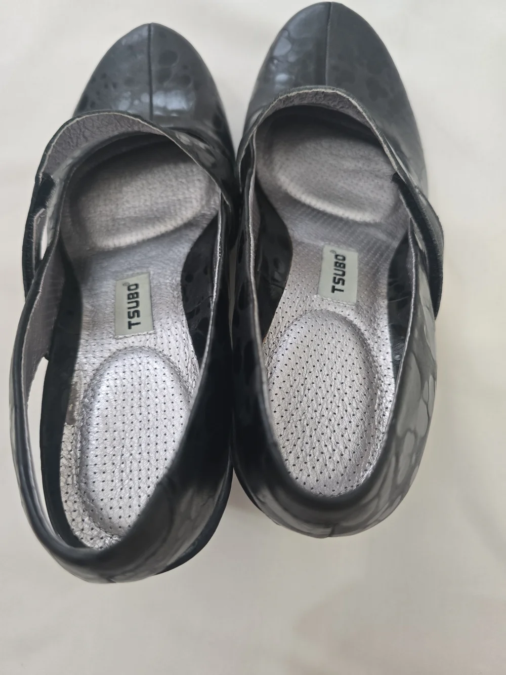 Tsubo Black Textured Mary Jane Heels with Cross Strap‎ 7.5